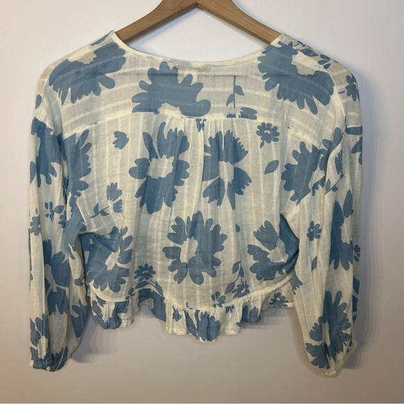American Eagle Blue and White Floral V Neck Tie Front Crop Top, Size Small - Picture 5 of 11